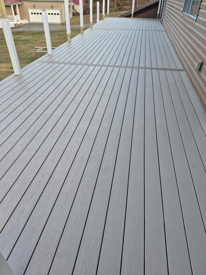 Composite deck with contrasting breaker boards